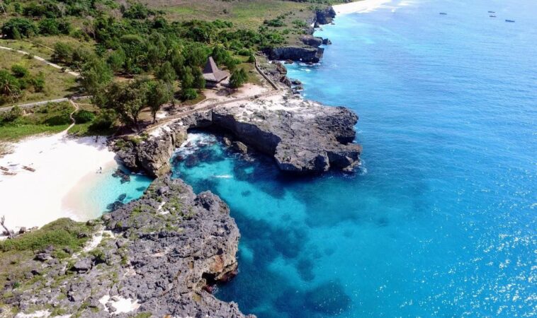 tour sumba pantai mandorak